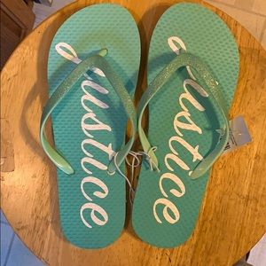 NWT girls sparkley flip flops size 6/7